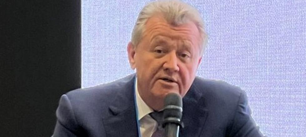 Василий Тихонов выступил модератором панельной дисскуссии: Обновление и развитие коммунальной инфраструктуры городов.